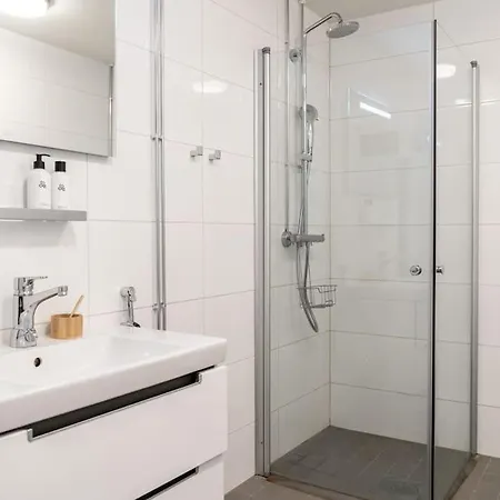 公寓 Spacious 1 Bedroom With A Central Location *